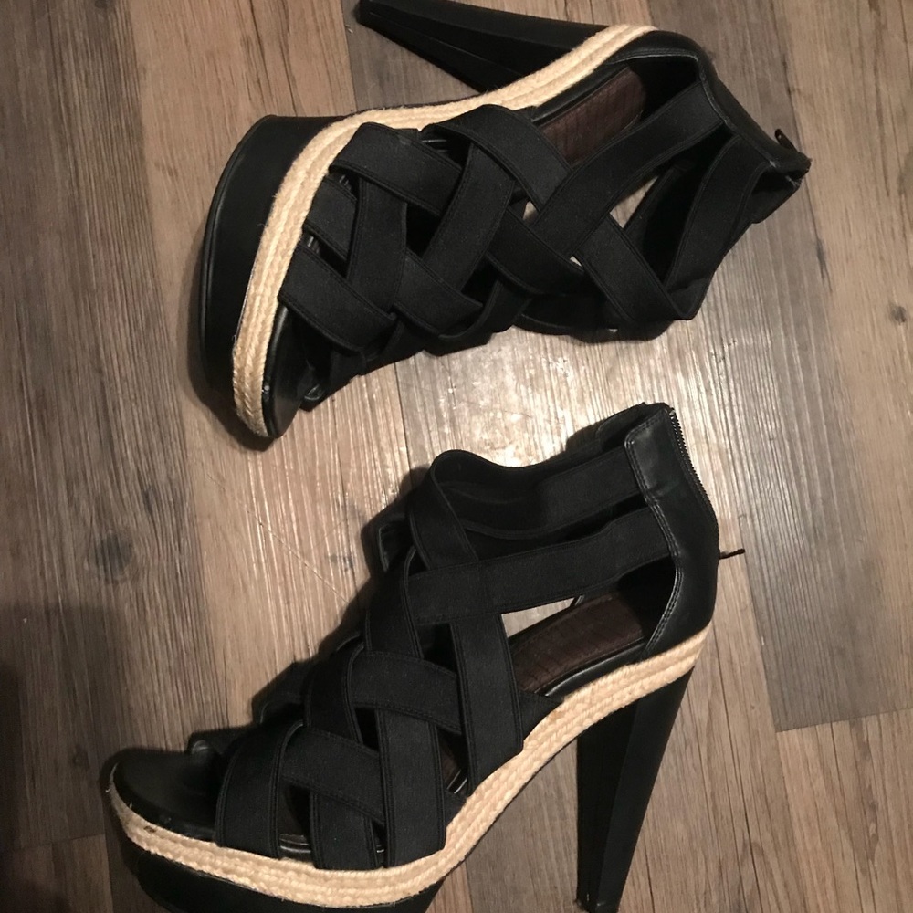 2/$20 STRAPPY BLACK GIANNI BINI HEELS